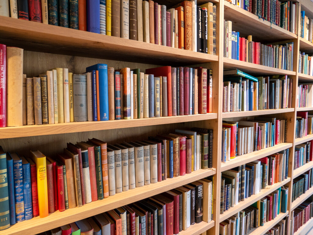 Foto von einem Bücherregal