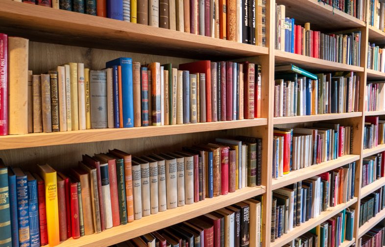 Foto von einem Bücherregal